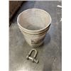 Image 1 : BUCKET OF 14 SHACKLES