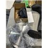 Image 2 : RUBBER BOOTS AND FABRIC SHAVERS AND MORE