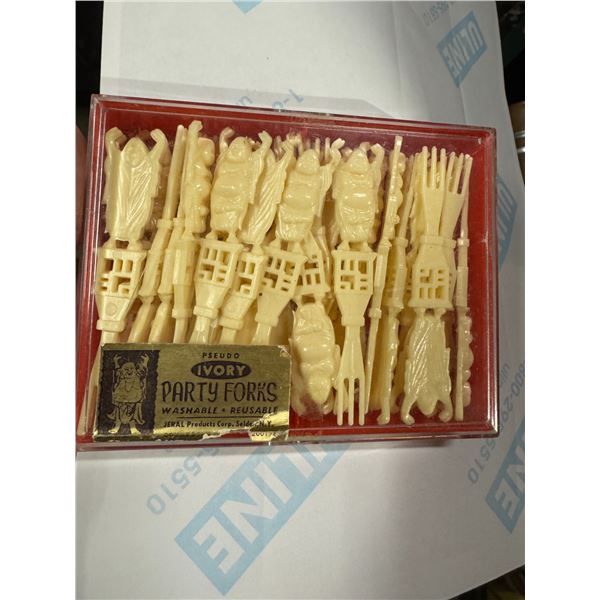 Pseudo ivory party forks