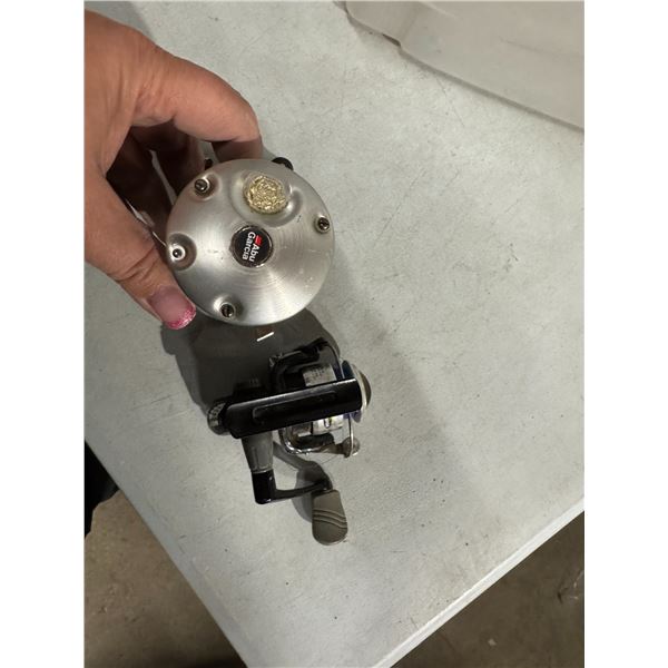 2 fishing reels