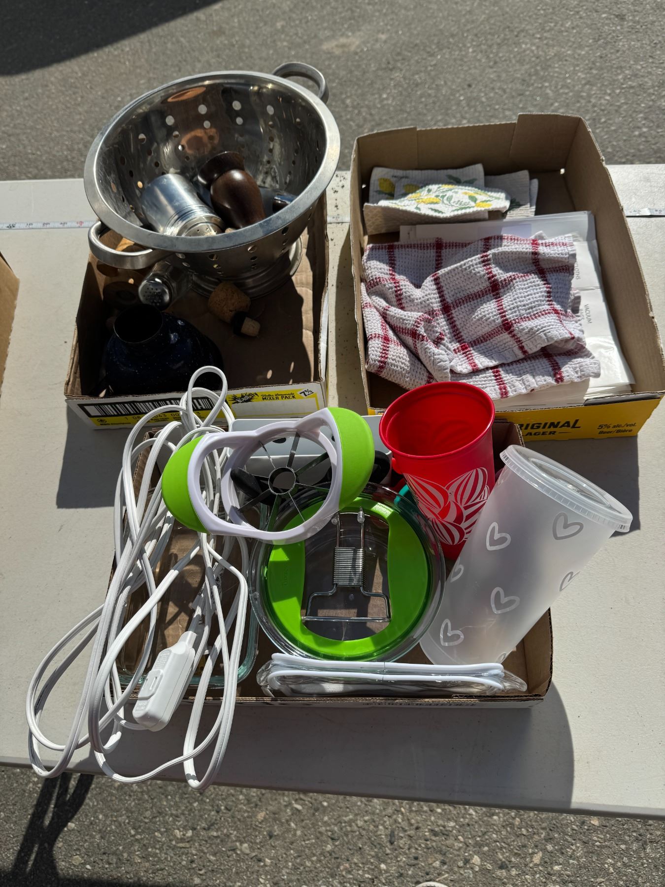 Assorted kitchen items