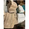 Image 1 : Towels and bath mat