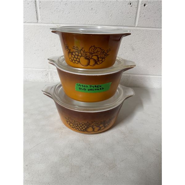 1970s Pyrex old Orchard baking dishes with lids
