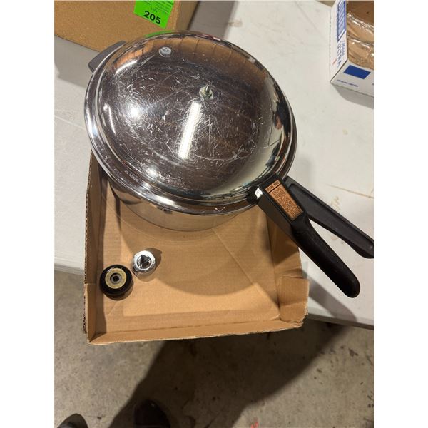 Pressure cooking pot