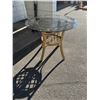 Image 1 : patio table