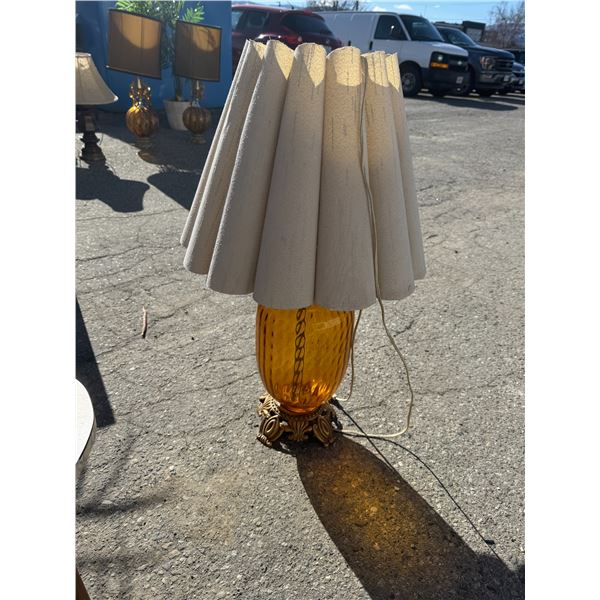 Glass base lamp