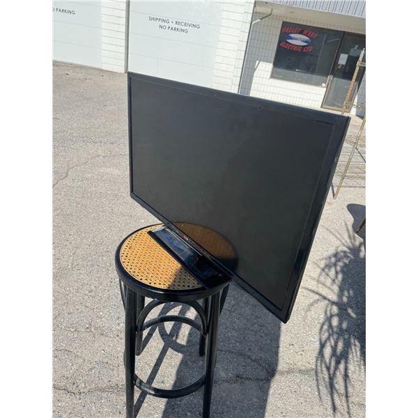 LG 32 inch TV with remote tested and working