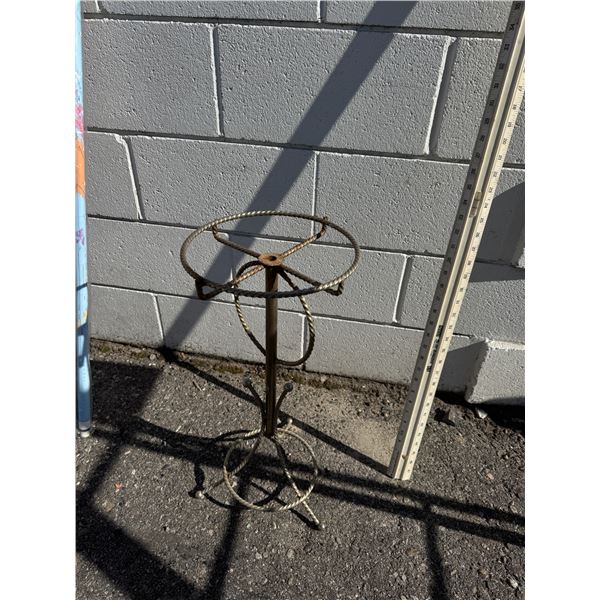 MCM plant stand