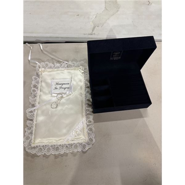 Jewelry box and ring holder