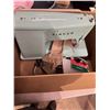 Image 1 : Singer, sewing machine