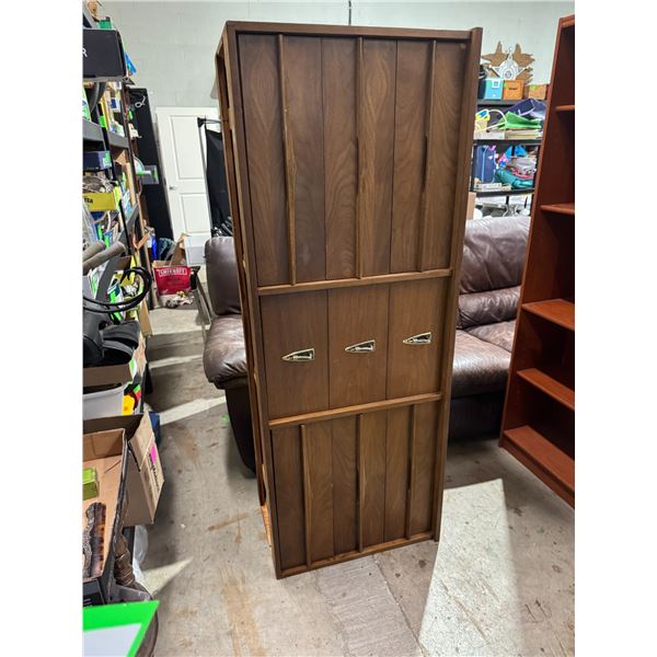 Vintage dresser one leg needs screw see picture
