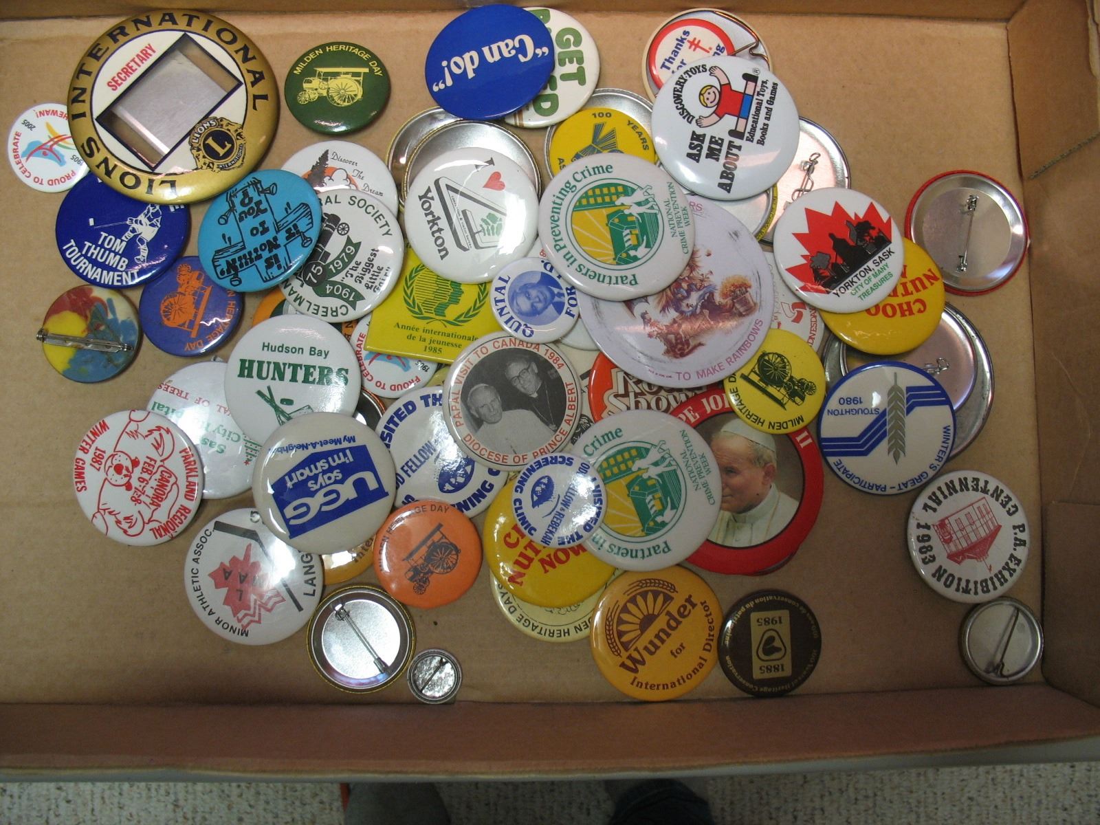 BOX of PINBACK BUTTONS - Schmalz Auctions