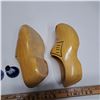 Image 3 : dutch wood shoes and ornaments