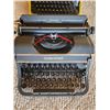Image 4 : 3 Vintage Typewriters in cases