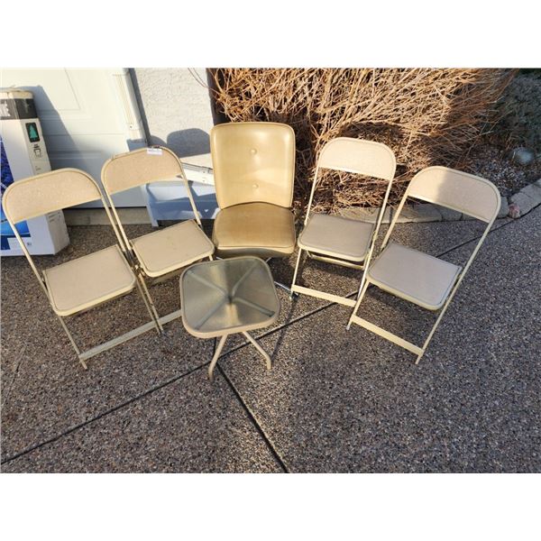 5 Vintage Chairs, Outdoor Side Table, 2Large Cat winter scene flags