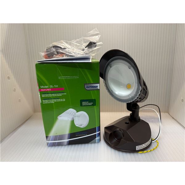 NEW ORTECH SINGLE HEAD LED OUTDOOR  LIGHT WITH MOTION DETECTION 1200 LUMENS COLOUR BROWN RETAIL PRIC