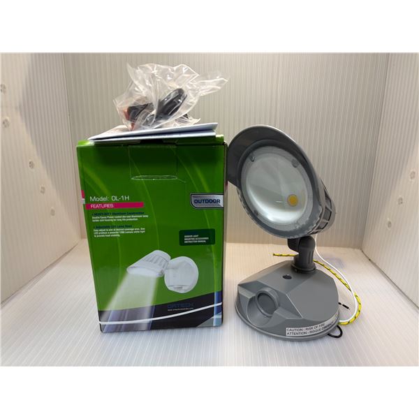 NEW ORTECH SINGLE HEAD LED OUTDOOR  LIGHT WITH MOTION DETECTION 1200 LUMENS COLOUR GREY RETAIL PRICE