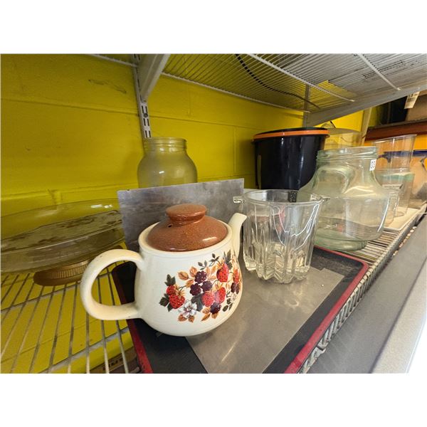 GROUP OF ASSORTED KITCHENWARE & GLASSWARE