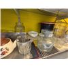 Image 2 : GROUP OF ASSORTED KITCHENWARE & GLASSWARE