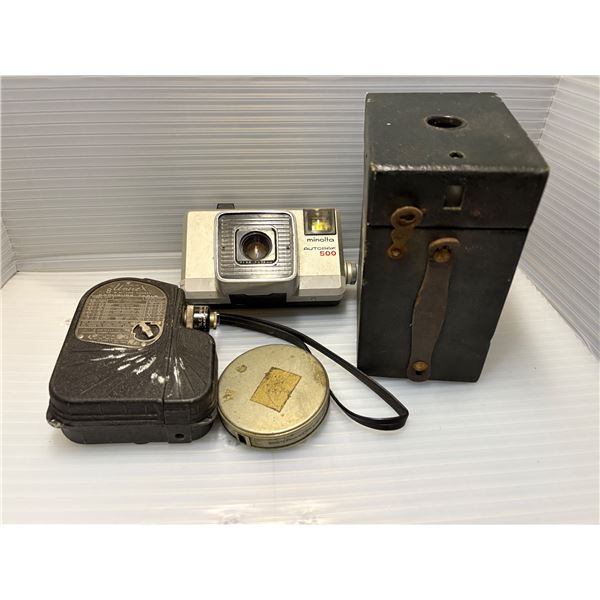 Group of 4 vintage PCS Assorted items - includes Univax 8mm cine camera model A8/ Minolta autopak 50