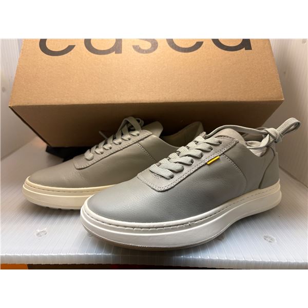 Pair of new Casca Avro light grey men's 3.5 in box