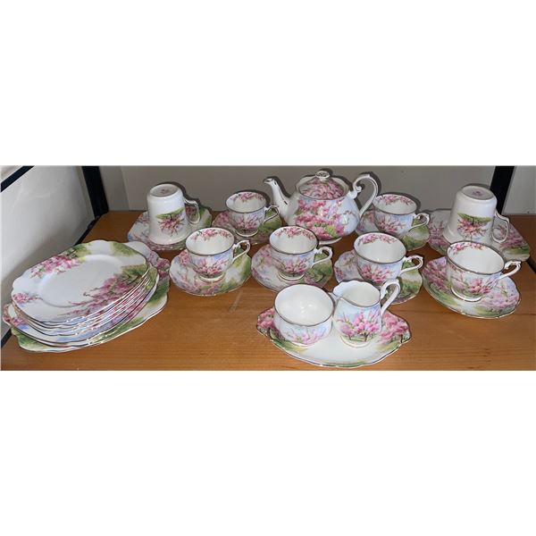 Royal Albert Bone China England  "Blossom Time Partial Set  6 Tea Cups & Saucers  2 Coffee Cups w/pl