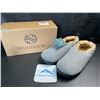 Image 1 : 1 Pair of SnugLeaves Men's Fuzzy Sherpa Non-Slip Grip Slippers - Size 7-8 - Light Grey - New