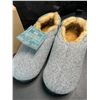 Image 2 : 1 Pair of SnugLeaves Men's Fuzzy Sherpa Non-Slip Grip Slippers - Size 7-8 - Light Grey - New