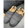 Image 3 : 1 Pair of Men's Quilted Nylon Memory Foam Slippers with Non-Slip Gripped Soles - Size 13 - New