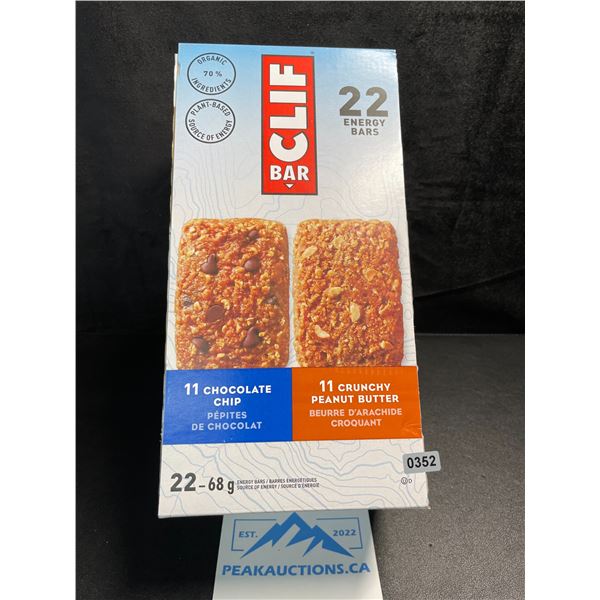 1 Box of CLIF Energy Bars - 22 Bars x 68g; (11 Chocolate Chip & 11 Crunchy Peanut Butter)