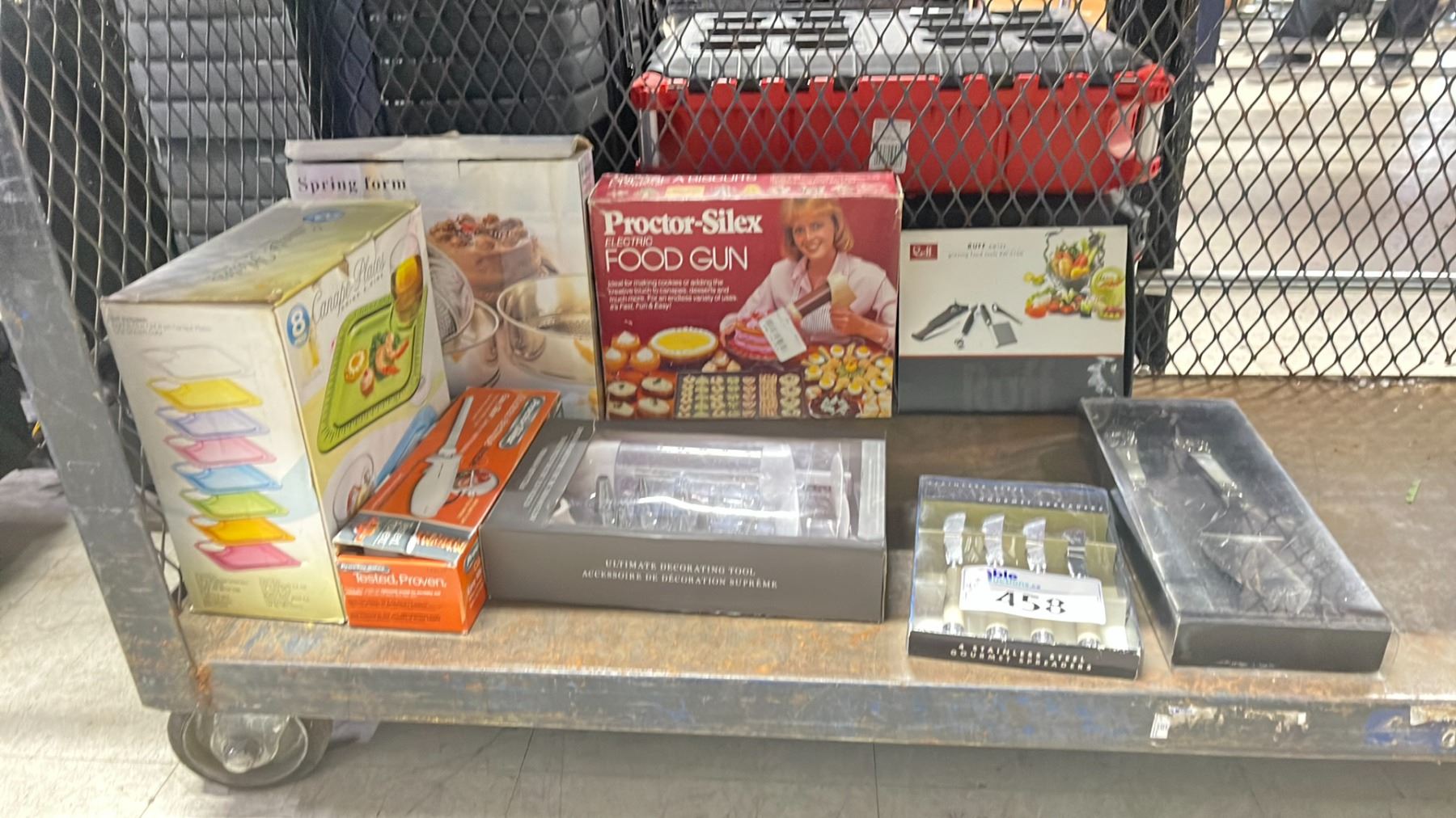 ASSORTED KITCHEN ITEMS, INCLUDING ICING SPREADER, FOOD GUN, PLATE & MORE
