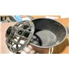 Image 3 : BLACK CAST IRON LATTICE STEAMER