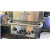 Image 2 : MONARCH BROIL KING 390 LP. STAINLESS STEEL DUAL TUBE BURNER. 520 SQ IN TOTAL COOKING AREA. 30,000