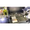 Image 3 : MONARCH BROIL KING 390 LP. STAINLESS STEEL DUAL TUBE BURNER. 520 SQ IN TOTAL COOKING AREA. 30,000