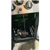 Image 5 : MONARCH BROIL KING 390 LP. STAINLESS STEEL DUAL TUBE BURNER. 520 SQ IN TOTAL COOKING AREA. 30,000