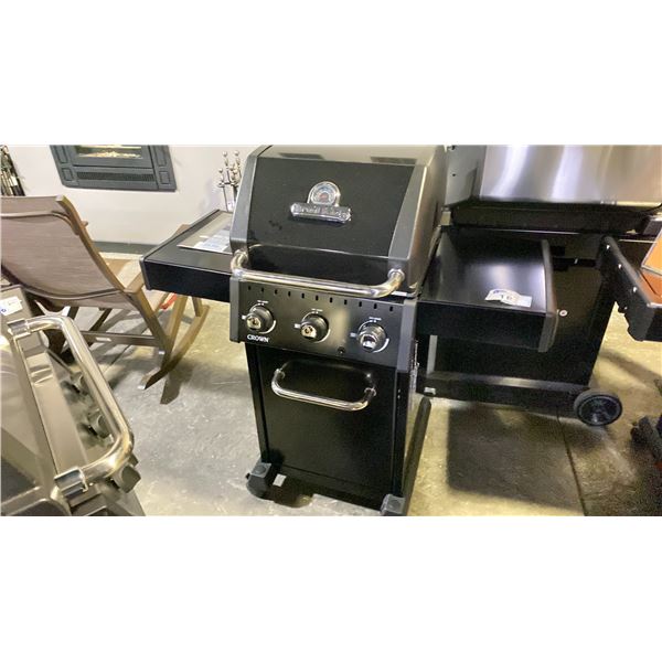 CROWN 320 NG BROIL KING BBQ. STAINLESS STEEL BURNERS. 33,000 BTU, STAINLESS STEEL COOKING GRIDS,