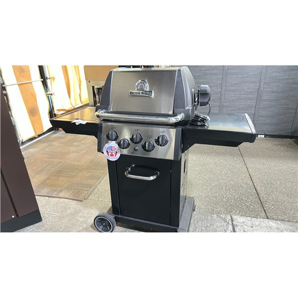 BROIL KING MONARCH 390 NATURAL GAS BBQ. STAINLESS STEEL DUAL TUBE BURNER, 520 SQ IN TOTAL COOKING
