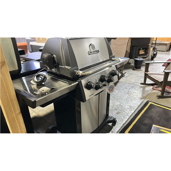 BROIL KING SIGNET 390 NG BBQ. NATURAL GAS, 3 STAINLESS STEEL DUAL-TUBE TOTAL BURNERS 65,000 BTU,