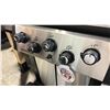 Image 5 : BROIL KING SIGNET 390 NG BBQ. NATURAL GAS, 3 STAINLESS STEEL DUAL-TUBE TOTAL BURNERS 65,000 BTU,