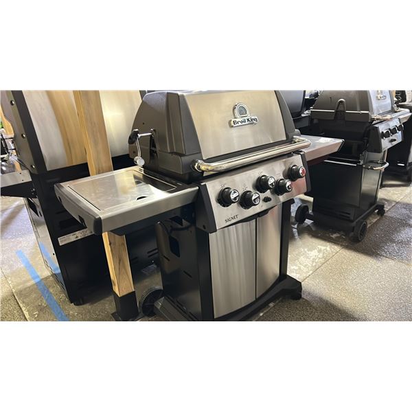 BROIL KING SIGNET 390 LP PROPANE BBQ. 3 STAINLESS STEEL DUAL-TUBE BURNERS 44,000 BTU, STAINLESS
