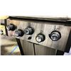 Image 3 : BROIL KING SIGNET 390 LP PROPANE BBQ. 3 STAINLESS STEEL DUAL-TUBE BURNERS 44,000 BTU, STAINLESS