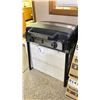 Image 1 : BROIL KING PORTA STOVE 220. CAST IRON WIND-PROOF BURNERS, TOTAL COOKING AREA 284 SW IN, 17,000 BUT,