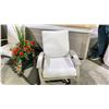 Image 2 : TELESCOPE CASUAL BELLE ISLE CUSHION SWIVEL ROCKER WITH DETAIL LINEN FABRIC AND STORM FRAME. MARINE