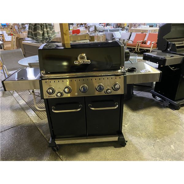 BROIL KING BARON 590 PRO LP PROPANE BBQ. ALL STAINLESS STEEL TUBE BURNERS, 45,000 BTU MAIN BURNER,