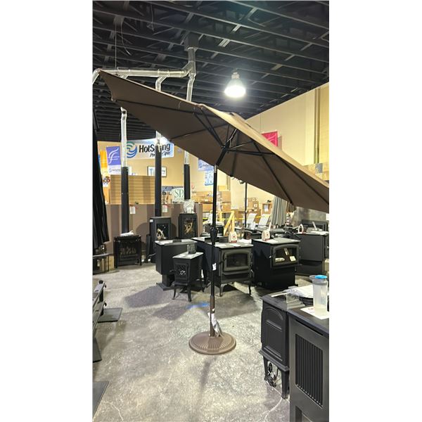 HENRY KA 9' OCTAGONAL PATIO UMBRELLA WITH WEIGHTED BASE