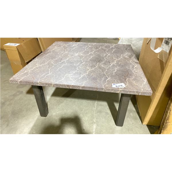 OUTDOOR TABLE 44.5X44.5X21.5"