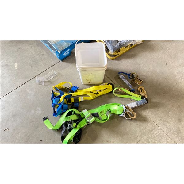 BUCKET WITH TWO SAFETY HARNESSES, SHOCK ABSORBING LANYARDS, 1 REUSABLE ROOF ANCHOR