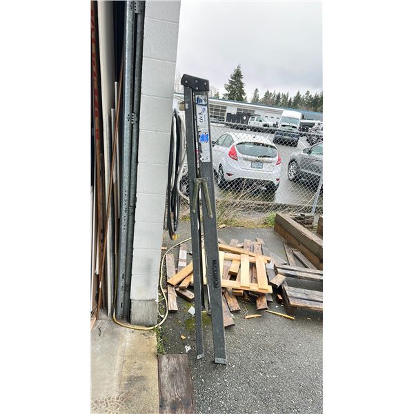 MAXIMUM 6' FIBERGLASS STEP LADDER