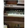 Image 4 : Antique Pump Organ Queen Co. Organ - Turn of the Century - As Is