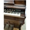 Image 6 : Antique Pump Organ Queen Co. Organ - Turn of the Century - As Is